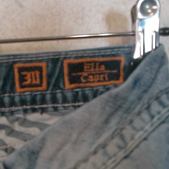 LKNW Rock Revival Ella Capri Jeans WSz30 Faded Blue, Flur De Lis + Rhinestones - Picture 14 of 15